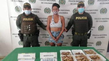 Detienen a una venezolana por ocultar droga en los huesos de un pollo asado en Colombia