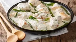 Jugosas pechugas de pollo con crema blanca