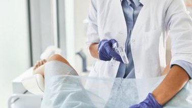 Arrestan a ginecólogo por ofrecer sexo como terapia