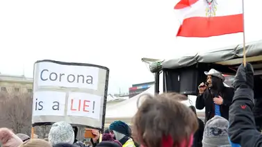 Miles de personas protestan contra la vacunación obligatoria en Viena Miles de personas protestan contra la vacunación obligatoria en Viena