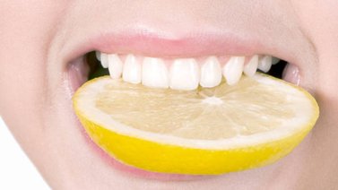Luce una dentadura blanca sin mucho esfuerzo
