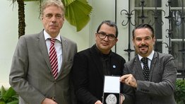 Rafael Uzcátegui recibe el premio franco-alemán de los derechos humanos