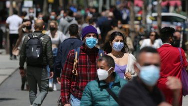 Francia acelera vacunación de refuerzo ante número récord de casos