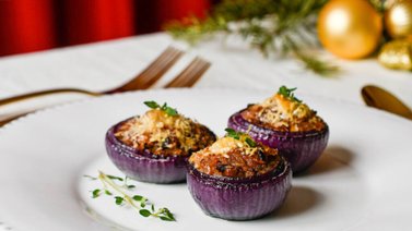 Cebolla morada rellena como plato principal