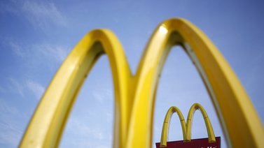 Captan a empleado de McDonald’s tirar entregas al piso