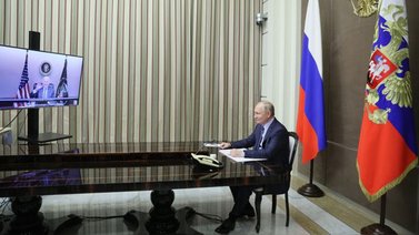Putin dice a Biden que OTAN es responsable de tensión en Ucrania