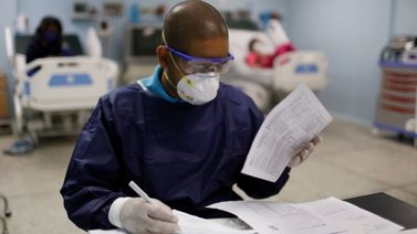 Médicos venezolanos piden mayor monitoreo para detectar la variante ómicron