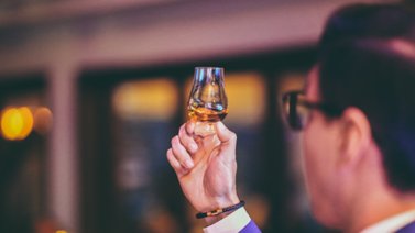 Catador de whisky vive como ermitaño en Edimburgo por la pandemia