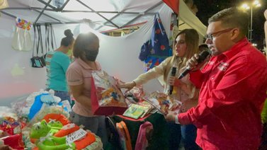 Emprendedores locales presentan sus productos en feria navideña