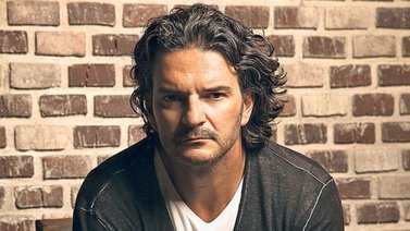 Arjona celebra la salida de su álbum "Negro" con anuncio de otro concierto en Nueva York