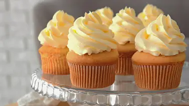 Ponquecitos de vainilla con cubierta de mantequilla Ponquecitos de vainilla con cubierta de mantequilla