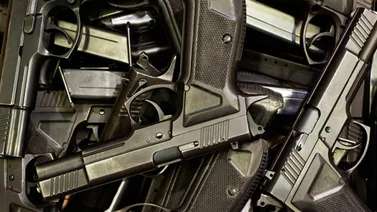 Más de 2 años de cárcel a hombre en EEUU que fabricaba armas en su garaje