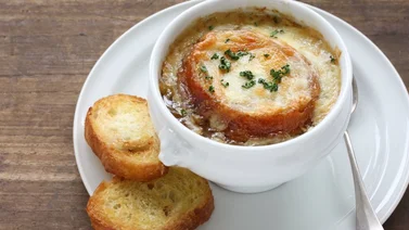 Entrada de lujo: sopa clásica de cebolla