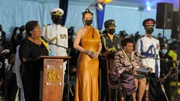 Rihanna es honrada como heroína nacional de Barbados