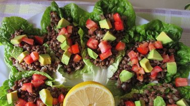 Falsos tacos mexicanos de lechuga y lentejas