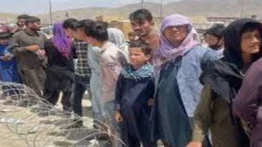 Un refugiado afgano se prende fuego en una protesta ante ACNUR en Indonesia