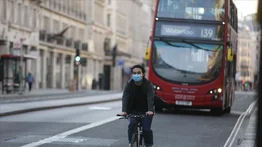 Inglaterra reintroducirá el martes mascarillas y PCR a viajeros