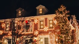 Multan a un hombre en Florida por decorar su casa con adornos navideños "demasiado pronto"