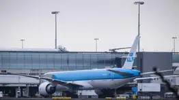 61 pasajeros de 2 vuelos de Sudáfrica dan positivo al aterrizar en Ámsterdam