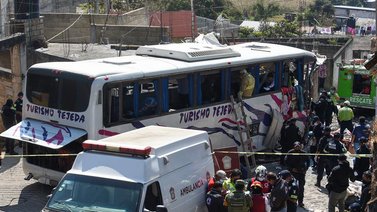 Al menos 19 muertos al chocar un autobús en el centro de México