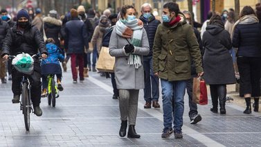 España empieza a exigir "pasaporte COVID" por miedo a otra ola de contagios