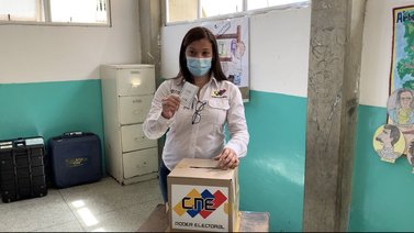 Rectora Tania D’Amelio ejerce su derecho al voto en La Guaira