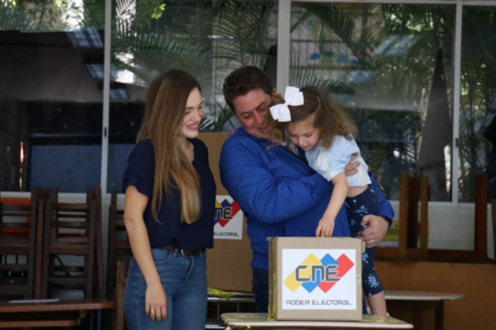 Gustavo Duque ejerce su derecho al voto en Chacao