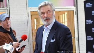 Nueva demanda: La escena que Alec Baldwin ensayaba no incluía ningún disparo