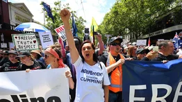 Miles de australianos protestan contra las medidas por la COVID-19