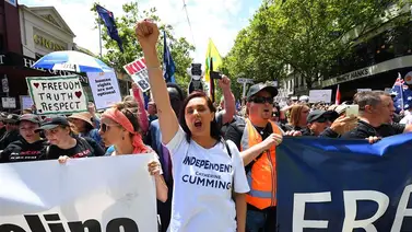 Miles de australianos protestan contra las medidas por la COVID-19 Miles de australianos protestan contra las medidas por la COVID-19