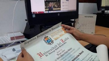 Migrantes venezolanos podrán homologar títulos universitarios en Colombia