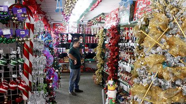 Para comprar el árbol y los adornos navideños se necesitan $250