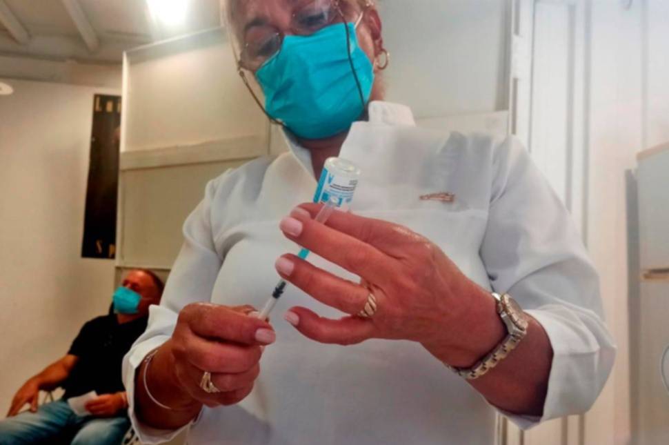 Ausencia de insumos médicos contra la COVID-19 acerca a la muerte al personal sanitario