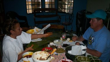 Criollos "matan tigres" para cubrir gastos de Navidad