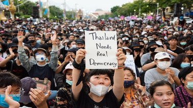 Nuevas protestas tras la ilegalización del debate sobre monarquía en Tailandia