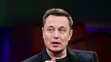Elon Musk vende más acciones de Tesla en su peor semana