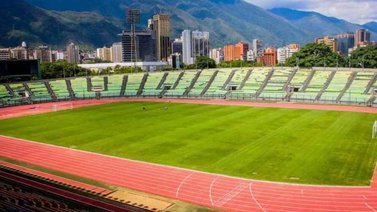 Joven fallece al caer de la tribuna durante un partido de fútbol