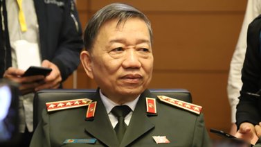 To Lam ministro de Vietnam es criticado por comerse un bistec bañado en oro
