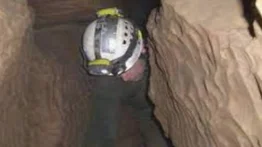 Rescatan a hombre lesionado tras quedar atrapado 2 días en una cueva en Gales