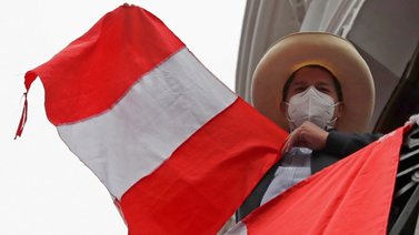 Presidente de Perú afronta nueva polémica tras cesar a jefes militares