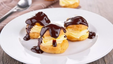 Celebra con profiteroles con crema chantilly