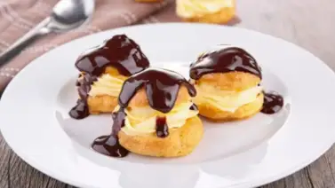 Celebra con profiteroles con crema chantilly Celebra con profiteroles con crema chantilly