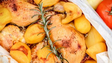 Pollo a la parrilla con papas asadas
