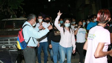 Georgette Topalián recorre el sector Las Minitas en Baruta