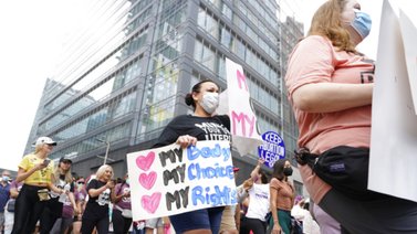 Juez ordena a Texas suspender nueva ley sobre el aborto