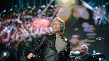 Jon Bon Jovi da positivo a COVID-19 y cancela concierto