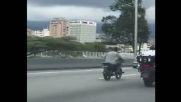 ¡Fin de mundo! Graban a motorizado en una peligrosa escena romántica mientras conducía en Caracas (+Video)