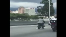 ¡Fin de mundo! Graban a motorizado en una peligrosa escena romántica mientras conducía en Caracas (+Video)