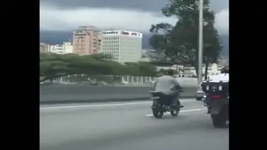 ¡Fin de mundo! Graban a motorizado en una peligrosa escena romántica mientras conducía en Caracas (+Video) ¡Fin de mundo! Graban a motorizado en una peligrosa escena romántica mientras conducía en Caracas (+Video)