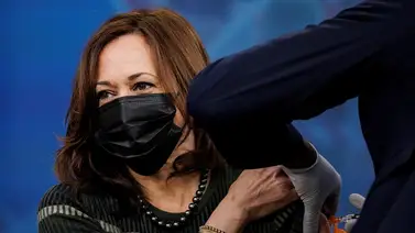 Kamala Harris se pone una dosis de refuerzo de la vacuna de Moderna Kamala Harris se pone una dosis de refuerzo de la vacuna de Moderna